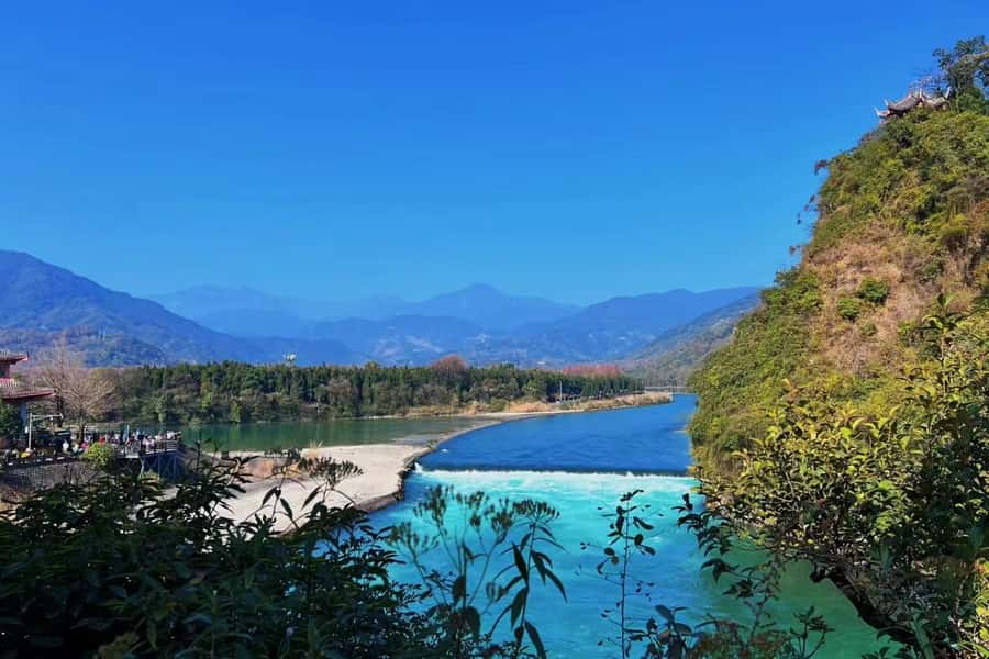 1-Day Mount Qingcheng and Dujiangyan Irrigation System Tour - Timing, walking, and the holiday problem