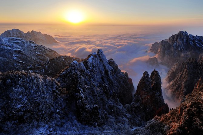 1-Day Mt. Huangshan Tour with Optional Hongcun & Xidi Village - Taking the Yungu cable car uphill