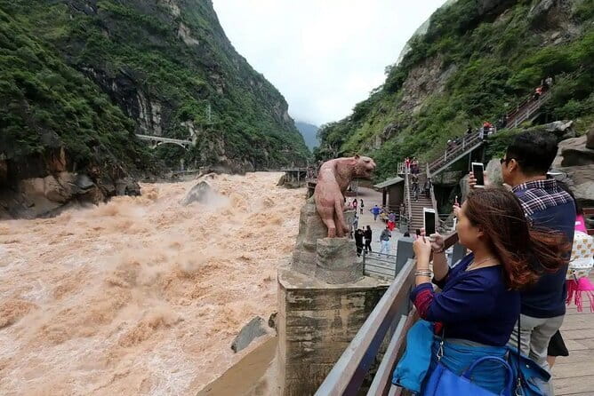 1 Day Tiger Teaping Gorge Private Tour from Lijiang or Shangri-La - The 13-meter rock in the river