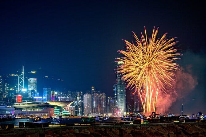 2025 Chinese New Year Fireworks Open Bar Yacht Dinner Cruise HK - Service, group size, and the party mood