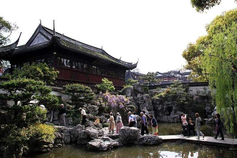 4-Hour Shanghai Best Garden and Temple Tour with Tea Tasting - Guides, Cars, And The Private Format
