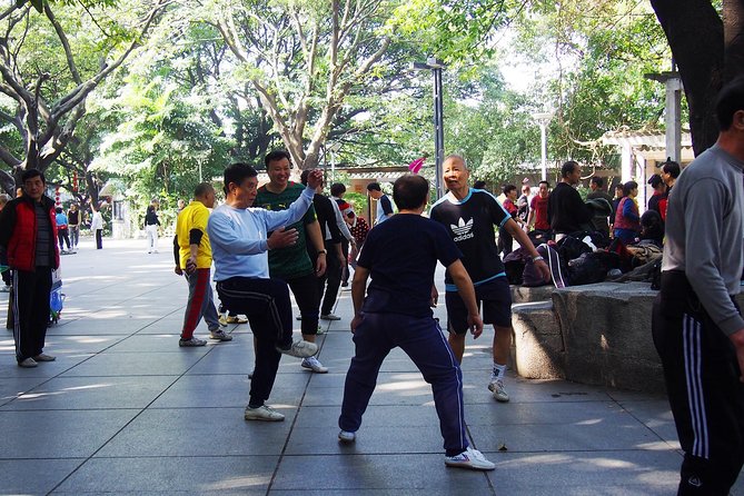 5-Hour Sai Kwan Walking Tour with Unique Food Tasting - Walking conditions and guide communication