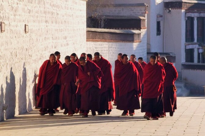 9 Days Lhasa Gyantse Shigatse Everest Namtso Group Tour - The long approach to Everest