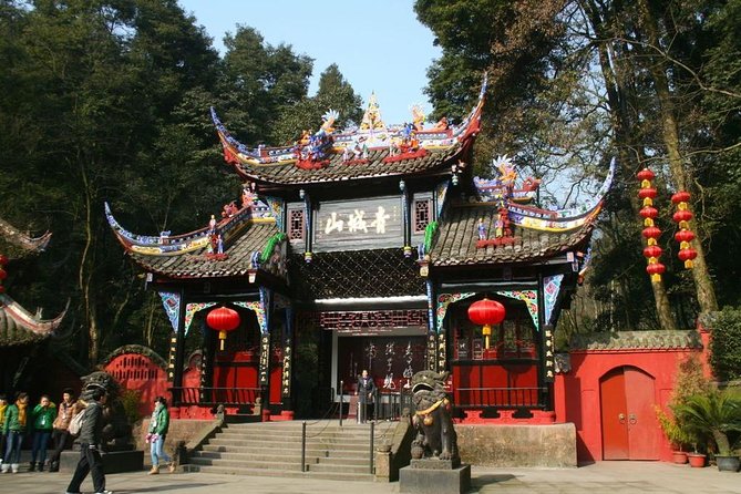 All-Inclusive Private Day Tour of Mount Qingcheng and Dujiangyan - The guides are a major part of the value