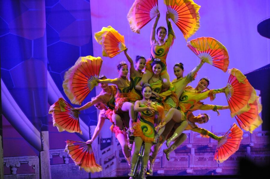 Beijing: Acrobatic Show with Peking Duck Dinner Private Tour - Inside the Red Theater for the acrobatics