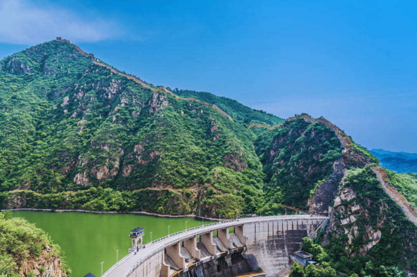 Beijing: Huanghuacheng Lakeside Great Wall Bus/Private Tour - What the guide and transport experience are like