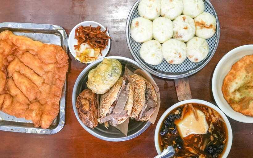 Beijing: Hutong Breakfast Food Tour - Jianbing with an unexpected cheesy twist