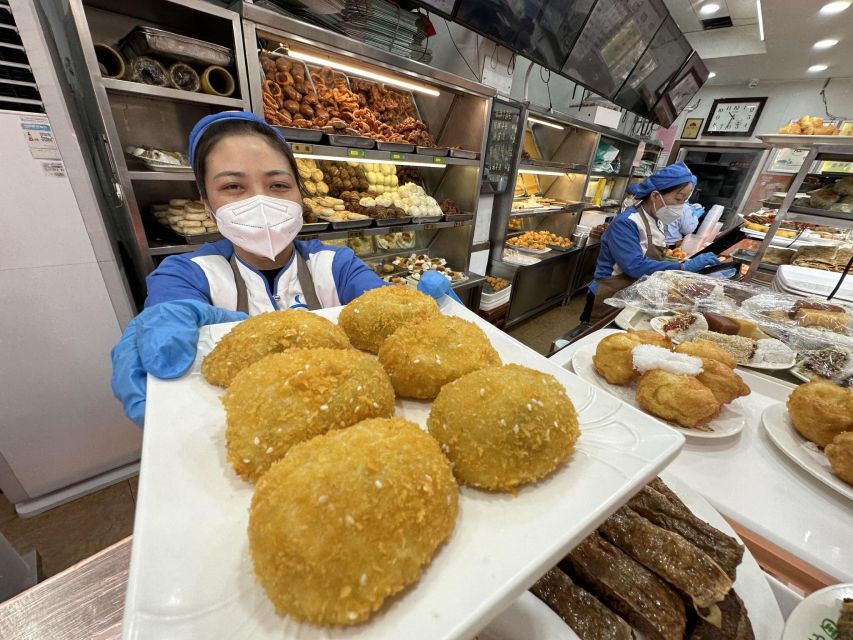 Beijing: Hutong Private Culinary Walking Tour - Meeting your guide and reaching the first stop