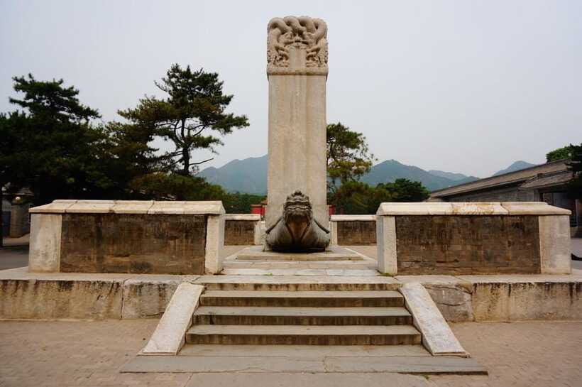 Beijing: Juyongguan Great Wall, Sacred Way & Ming Tombs Trip - What the guide adds to the day