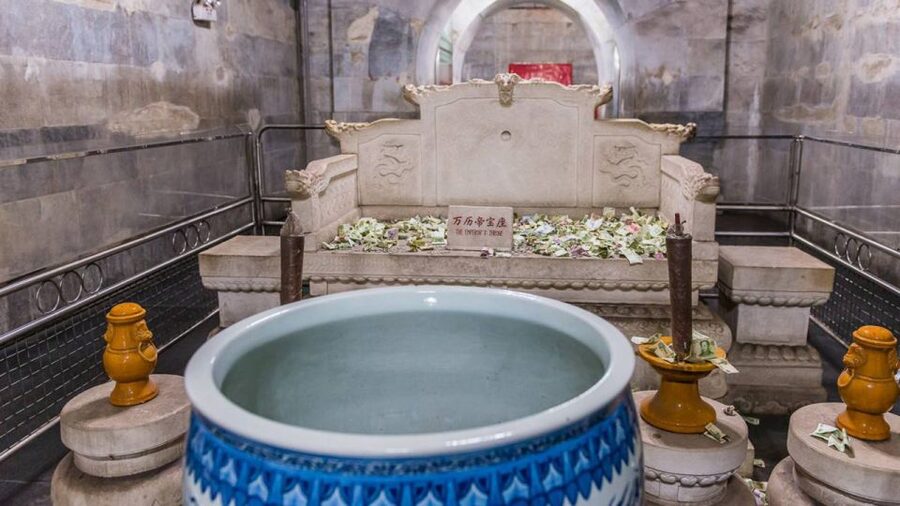 Beijing: Longqing Gorge, Ming Tombs & Lunch Private Day Tour - Lunch at a local restaurant
