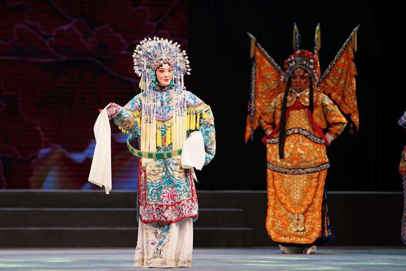 Beijing: Must-See Peking Opera at Liyuan Theatre Ticket - Why Peking Opera feels different from Western theatre