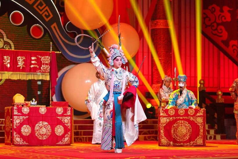 Beijing: Must-See Peking Opera at Liyuan Theatre Ticket - Watch the makeup and costumes before the curtain