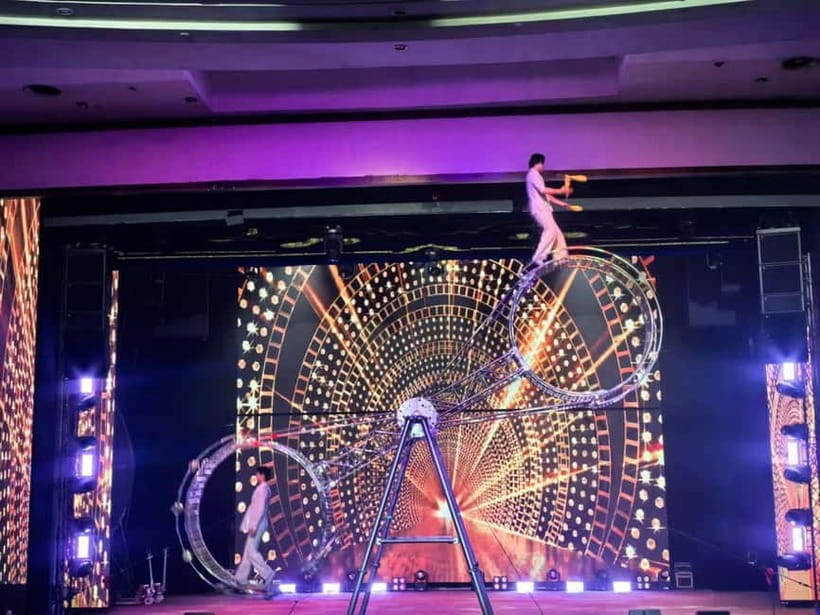 Beijing: Qinle Palace Acrobatics Show Ticket - The opening acts: traditional skills with a modern twist