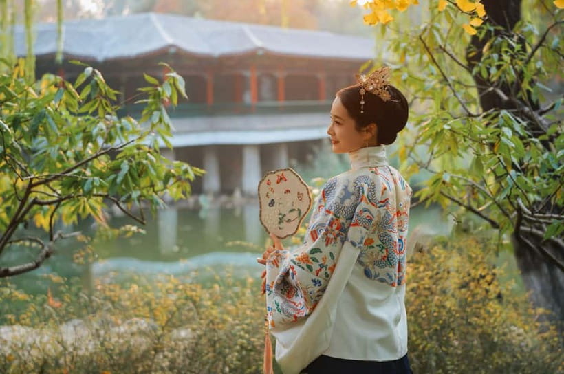 Beijing Traditional Hanfu Experience & Photoshoot for Groups - A photographer who helps with posing