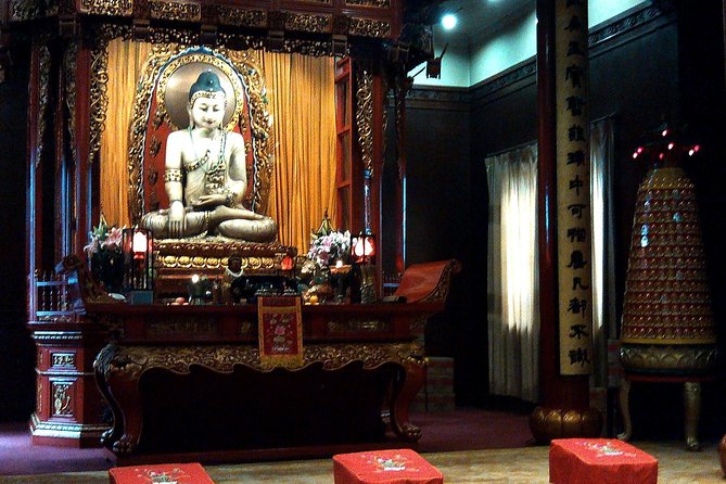Best of Shanghai Day Tour, including Jade Buddha Temple & Bund & Yuyuan Garden - A brief pause at People’s Square
