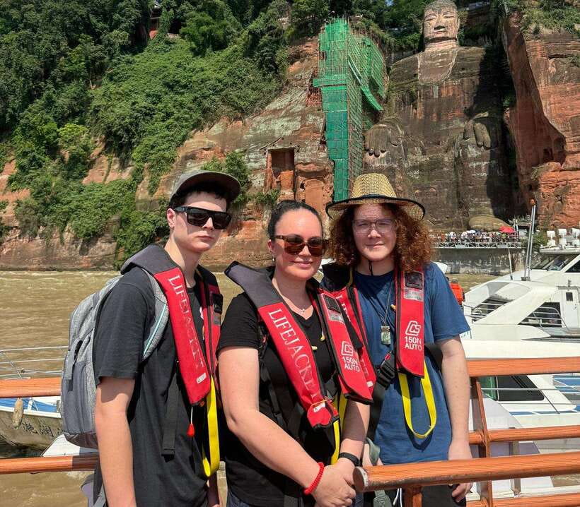 Chengdu: Leshan Grand Buddha Full-Day Private Trip - Lunch in Leshan, then the main event
