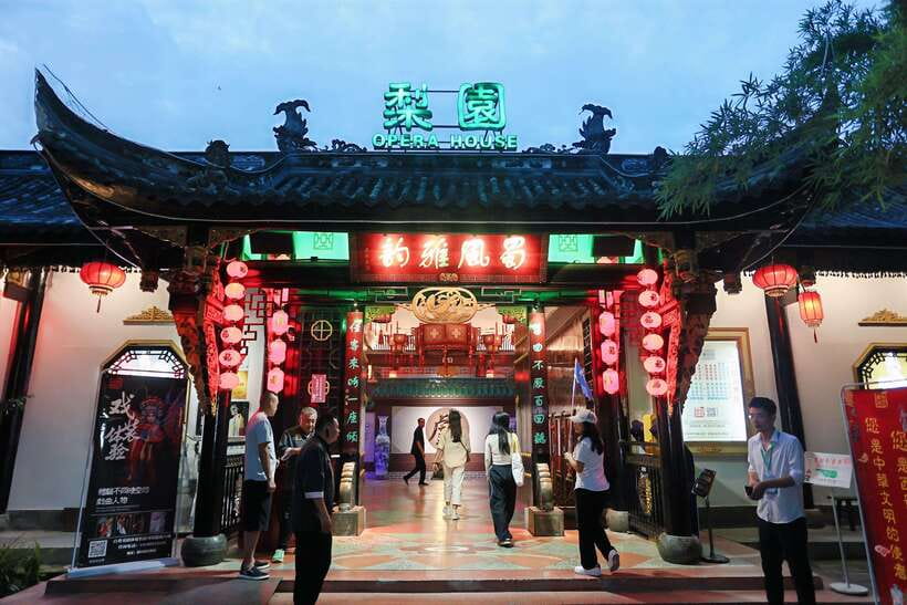 Chengdu: Sichuan Opera Face-Changing and Acrobatics Show - Why this Chengdu evening is worth your time