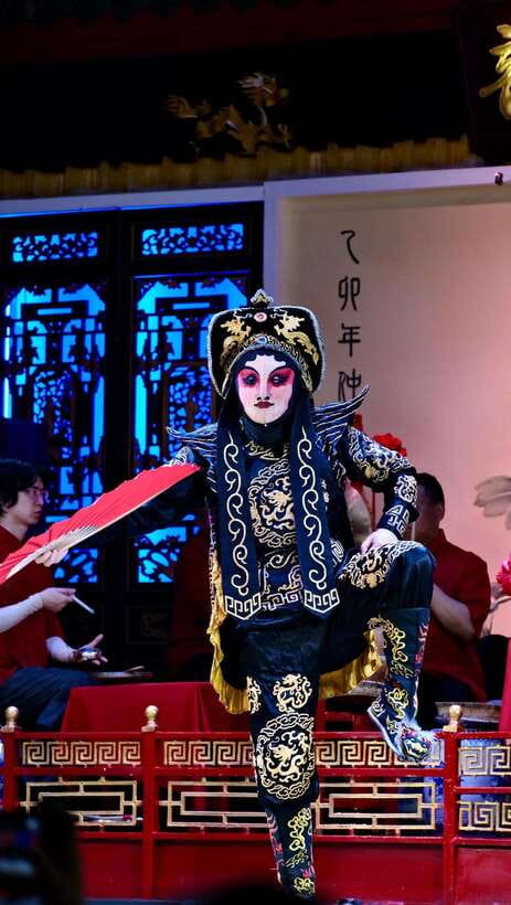Chengdu: Sichuan Opera Face-Changing and Acrobatics Show - What the 8 p.m. performance includes