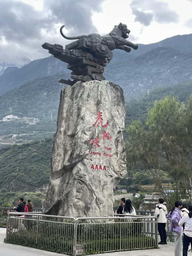 China Shangri-La Tiger Leaping Gorge : A Canyon Adventure - Reaching the river at Tiger Leaping Gorge