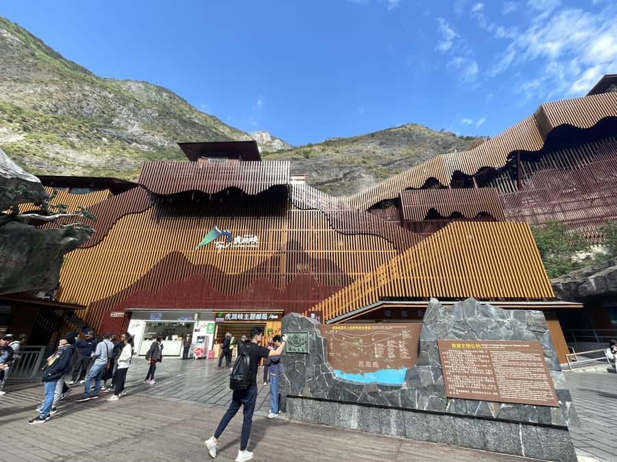 China Shangri-La Tiger Leaping Gorge : A Canyon Adventure - The 70 RMB escalator choice