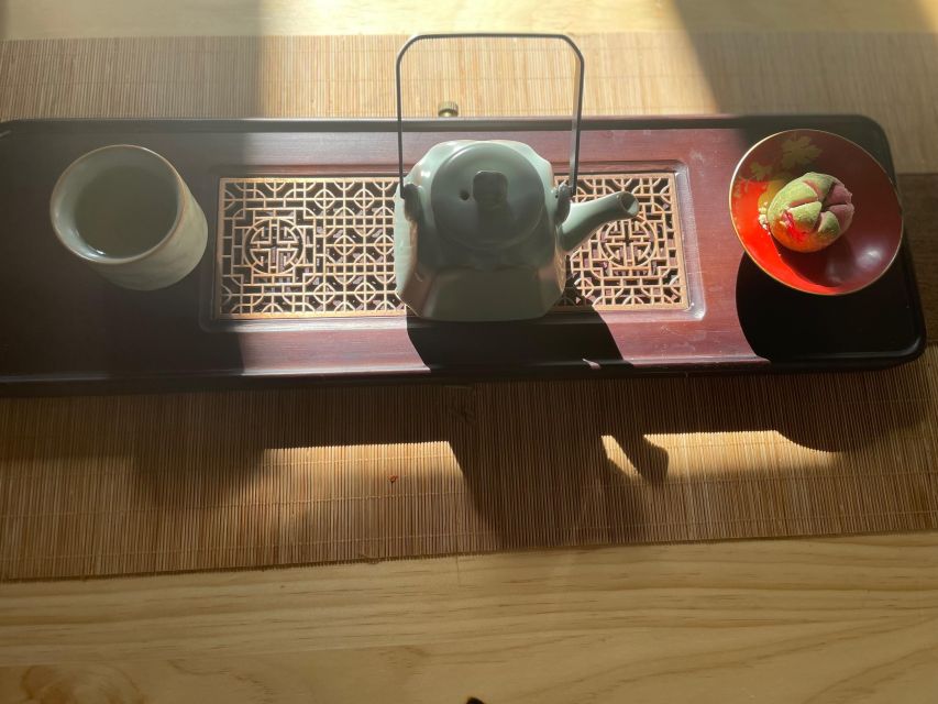 Chinese Tea ceremony in Beijing Hutong courtyard - Choosing between green, black, wulong, and Pu’Er tea