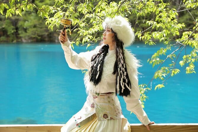 Classic 3-Day Jiuzhaigou Private Tour(Transportation+Tickets) - Who should choose the guide upgrade?