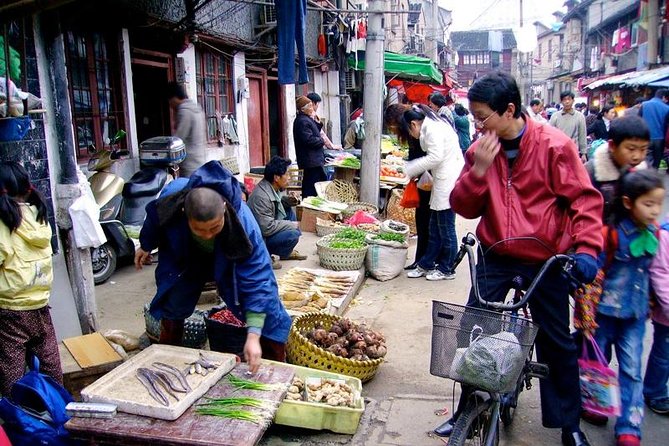 Explore Shanghai Ancient Downtown with Authentic Local Food - Why a bicycle makes Shanghai’s old neighborhoods clearer