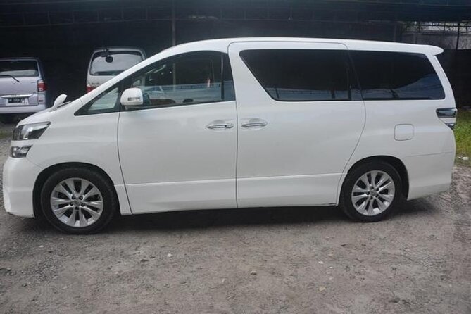 HKG Private Transfer: Airport to Hong Kong & Kowloon - Finding the driver inside the airport