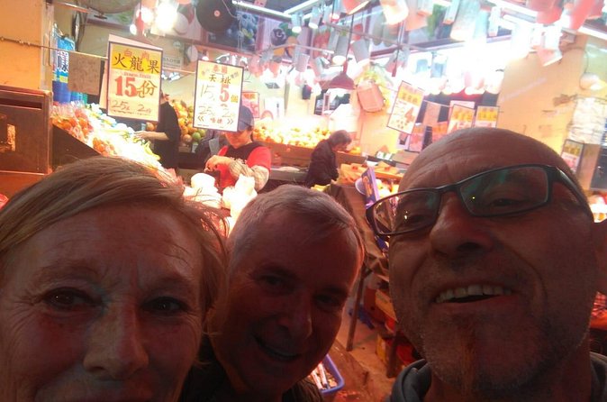Hong Kong : Must-See Attractions Walking Tour With A Guide - Riding the Mid-Levels Escalator through changing neighborhoods
