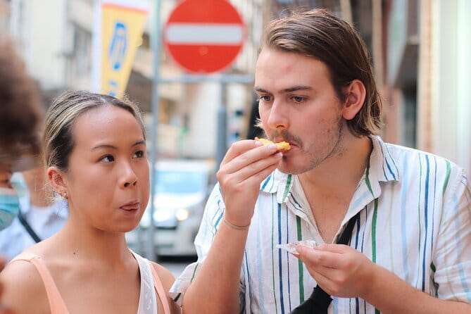 Hong Kong Street Food Tour with Locals - Dim Sum, Wonton & more - Gilman’s Bazaar: A Serious Tea Lesson