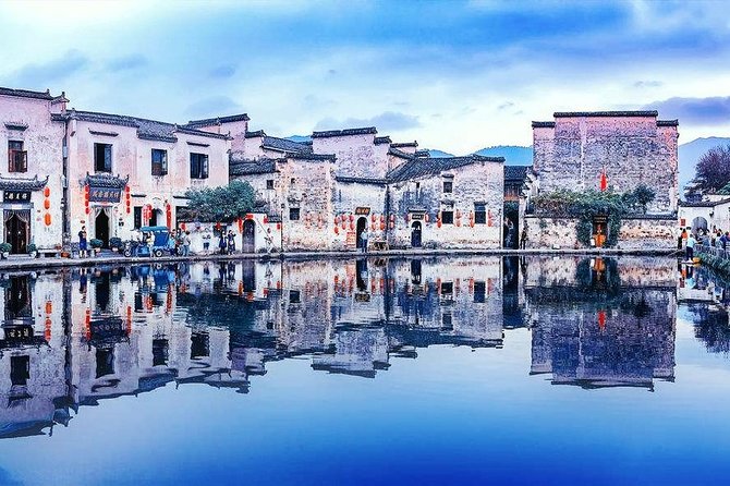 Hongcun Ancient Village Half-Day Private Tour from Huangshan - Entering Hongcun and meeting the village