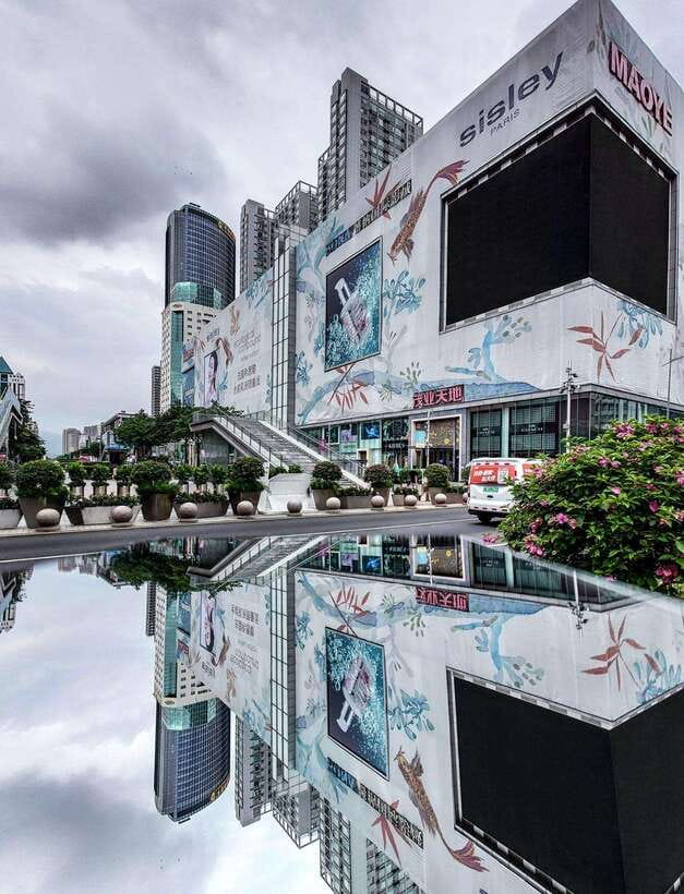 Huaqiangbei Insider Tour: Explore Shenzhen’s Tech Wonderland - Taking a snack break in local Shenzhen spots