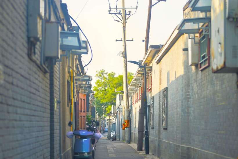 Hutong Walking Tour: Discover Real Beijing without Crowds - Zhengyang Bookstore and the Value of a Small Stop