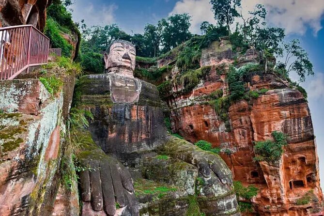 Leshan Buddha + Panda Base or Old Tea House Private Day Tour - Reaching the Leshan Giant Buddha