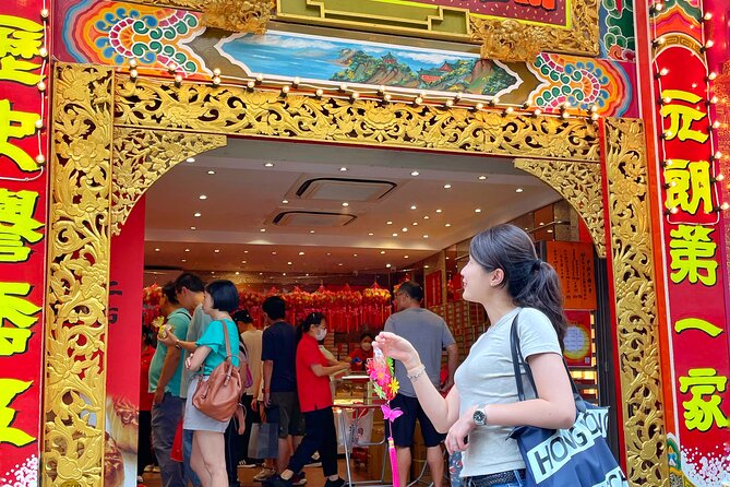 Lunar New Year Preparation Group Tour - Hong Kong Island - Upper Lascar Row: Lai See, greetings, and calligraphy