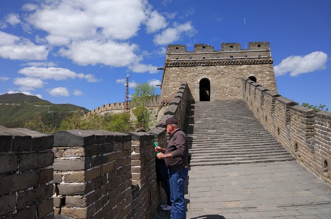 Mini Group: Half-Day Great Wall at Mutianyu Hiking Tour - Guides, pacing, and the value of a small group