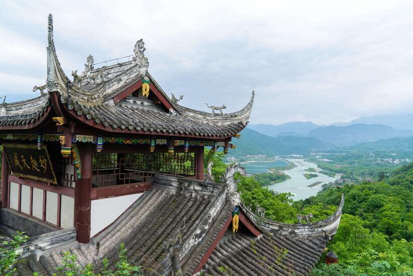 Mount Qingcheng Tour: Explore Serene and Sacred Taoist Site - Why Mount Qingcheng feels different from a normal day trip