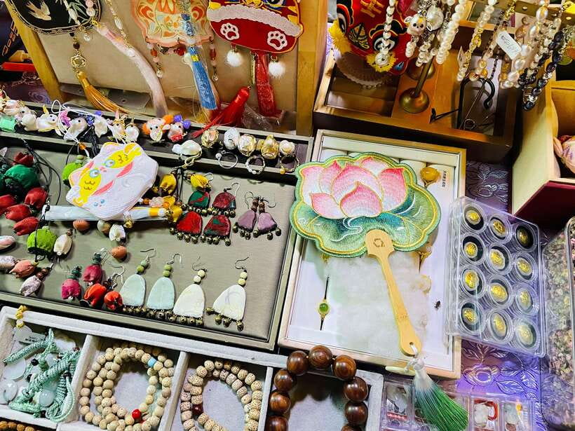 Night Market Haggling Adventure with an English Guide! - How the Bargaining Help Changes the Experience