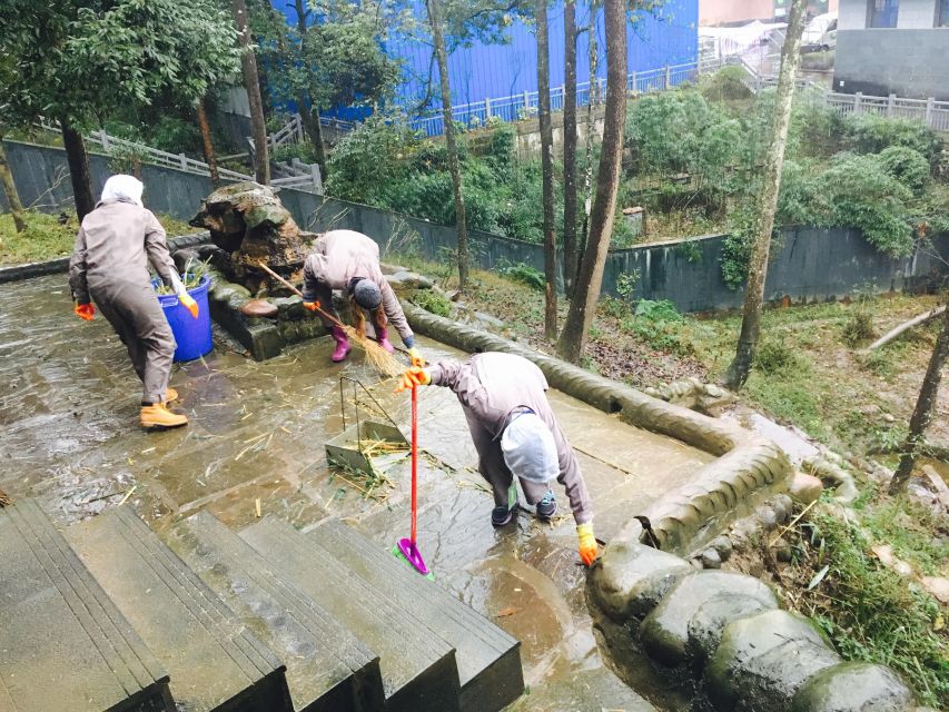 Panda Volunteer Project Day Trip(Wolong/Du Jiang Yan) - The 7:00 am pickup and road to Dujiangyan