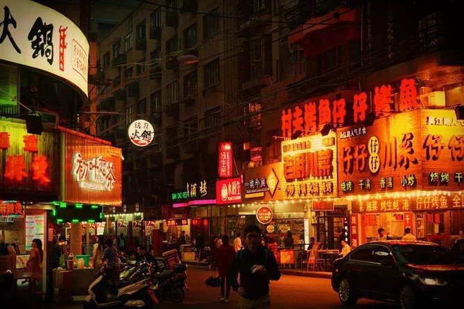 Private Shanghai Foodie Adventures with Rooftop Bar Hopping - What the guides add to the evening