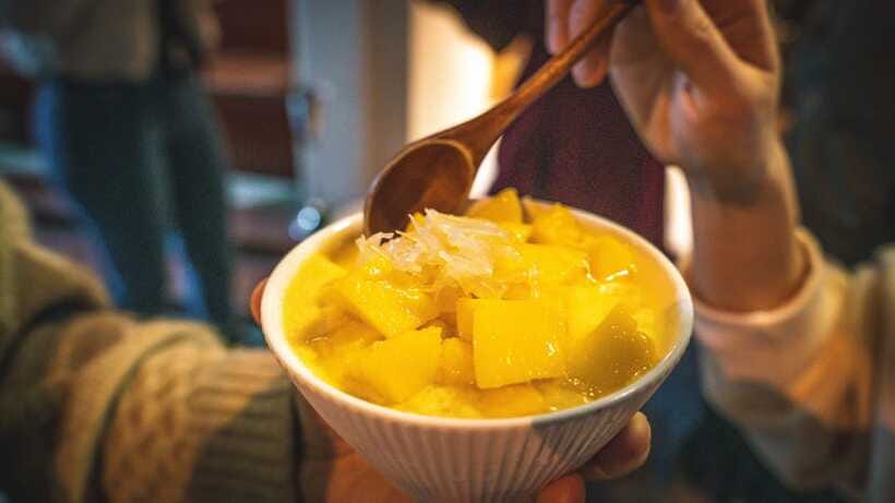 Shanghai: Evening Walking Food Tour - What the guides add to the evening