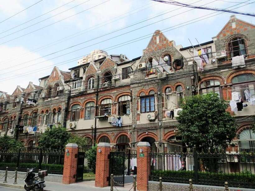 Shanghai: Jewish Ghetto and Shanghai Bund Private Tour - Walking the old refugee-era streets