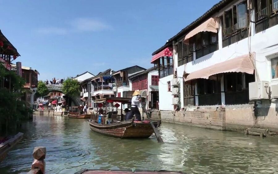 Shanghai: Private Shanghai & Zhujiajiao Tour with Lunch - Yuyuan Garden or Jade Buddha Temple