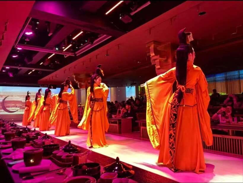 Shanghai: Royal Banquet with Chinese Cultural Performance - Entering the Royal Banquet hall