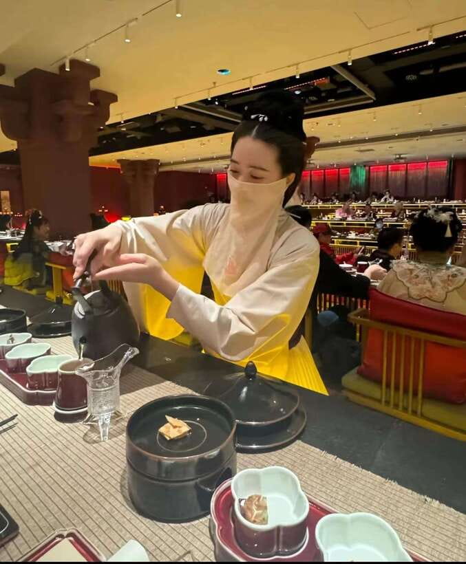 Shanghai: Royal Banquet with Chinese Cultural Performance - The menu: from Dahongpao tea to abalone