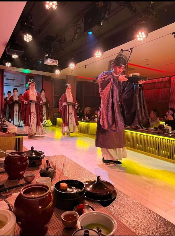 Shanghai: Royal Banquet with Chinese Cultural Performance - Check-in times and the flow of the meal