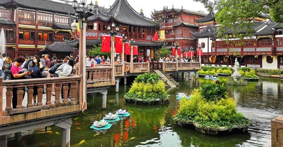 Shanghai: Yu Garden and City God Temple Walking Tour - Walking from polished sights into everyday Shanghai