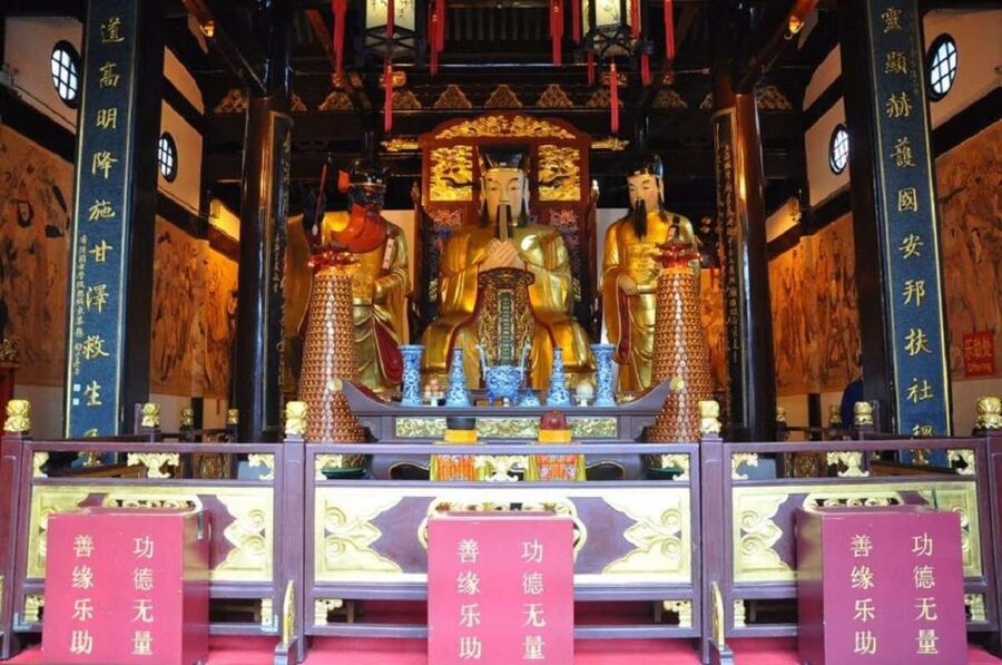Shanghai: Yu Garden and City God Temple Walking Tour - Yu Garden Old Street, crafts, and bargaining help