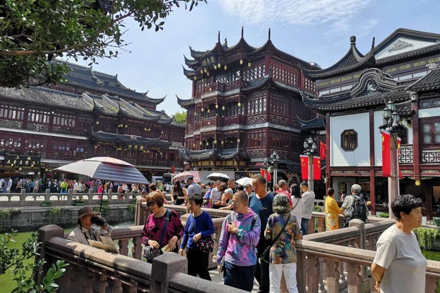 Shanghai: Yu Garden and City God Temple Walking Tour - Guides make the difference