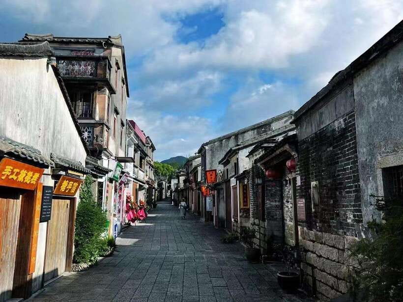 Shenzhen: Dapeng Peninsula Day Tour with Hotel Pickup - Leaving Futian for the Dapeng coast
